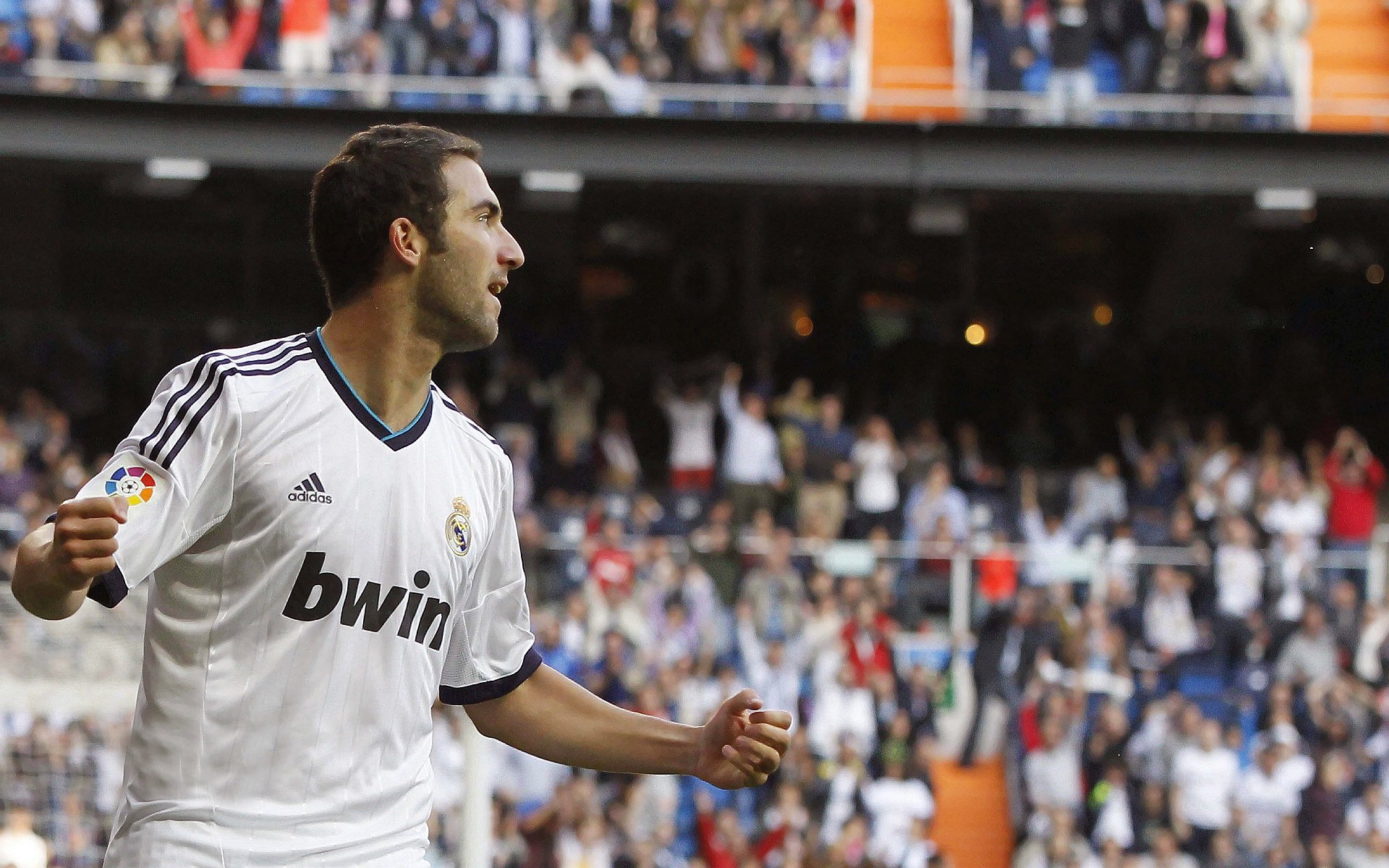 绿茵双城记，维尼修斯的桑巴舞步与喀麦隆的非洲鼓点