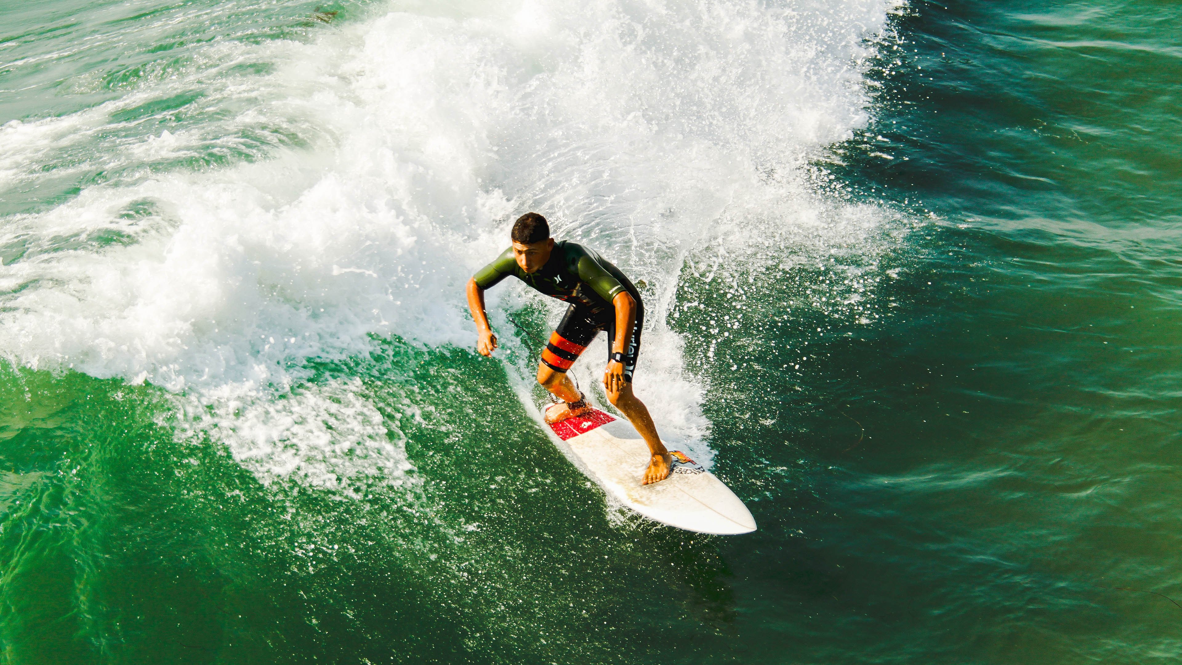 当足球传奇驶入F1赛道，范戴克接管巴林，比利亚雷亚尔逆转伊斯坦布尔之夜